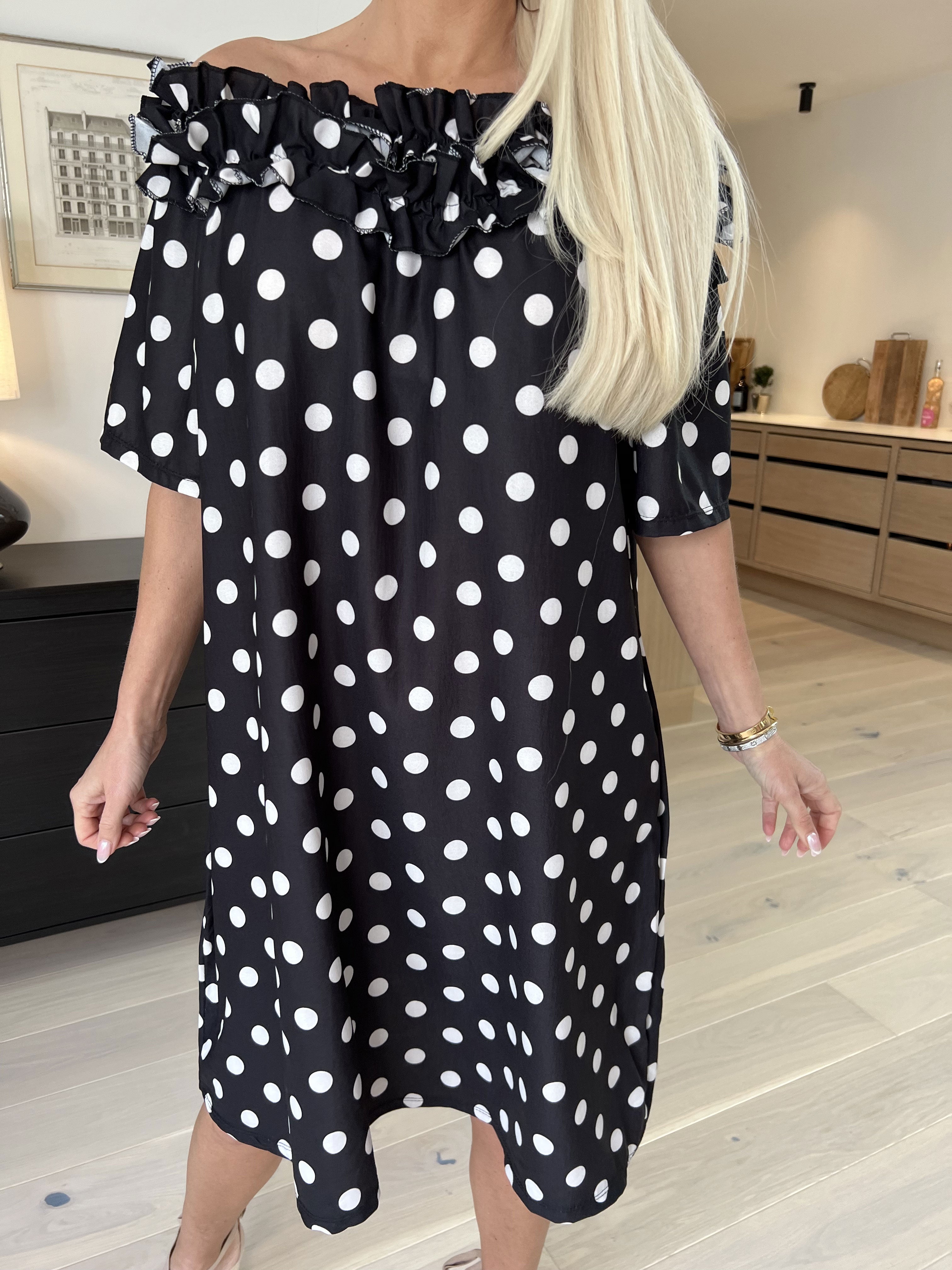 Chili Sleeveless Dress Dot - Kjole med prikker og flæser